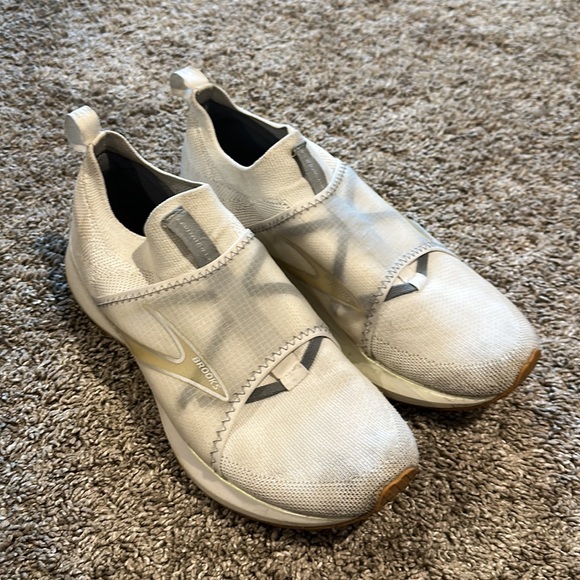 brooks running shoes - Picture 2 of 3